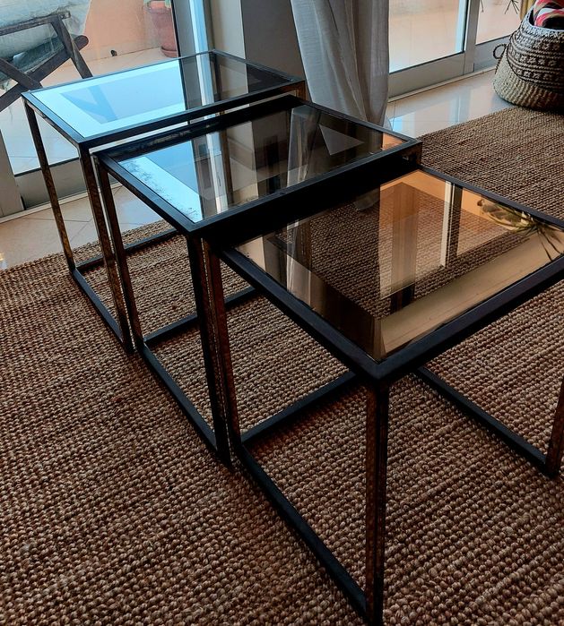 3 mesas de apoio, com tampo de vidro e armação em ferro