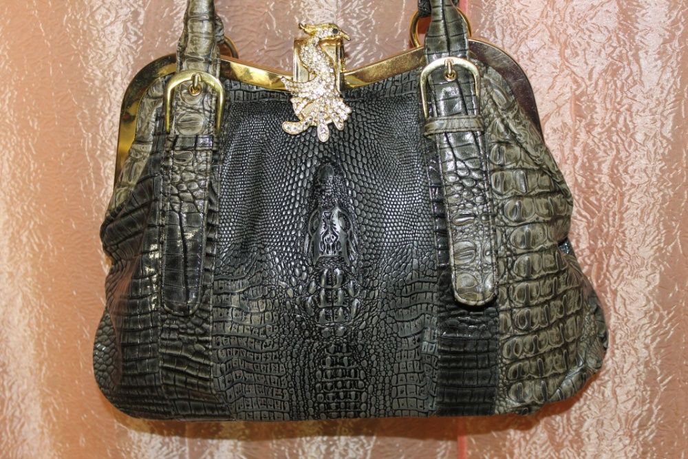 Эксклюзивная сумка с имитацией под крокодиловую кожу.