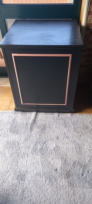 Bau em madeira em cor preta