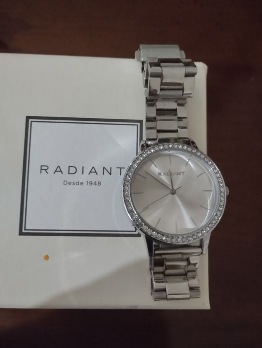 Relógio Radiant prateado com brilhantes. Impecável