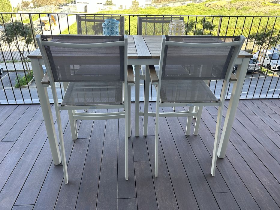 Mesa e 4 cadeiras altas de refeição de exterior
