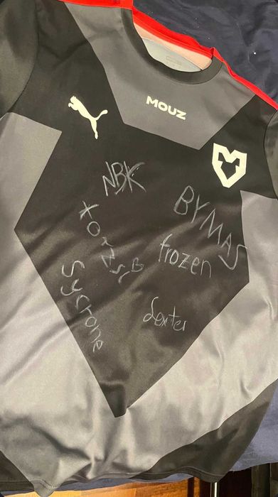 Vendo Camisolas Autografadas de Equipas de CS MOUZ Esports e NIP na ESL Pro League Season 15 em 2022