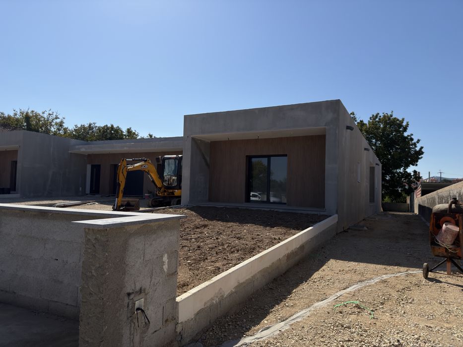 Moradia T4 geminada, térrea, com jardim e garagem em Condeixa-a-Nova