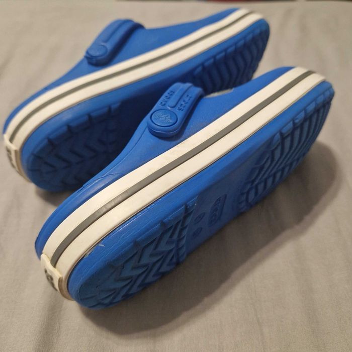 Crocsy niebiesko biale