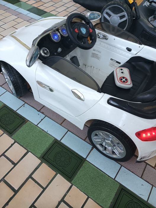 Samochodzik elektryczny