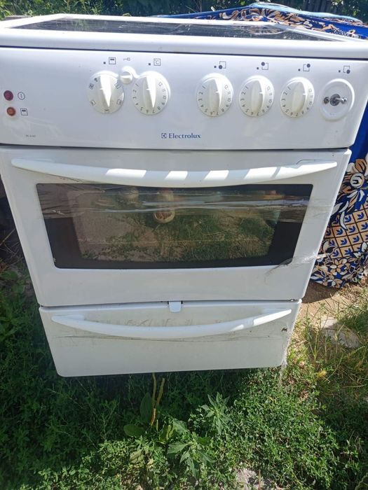 Продам електричну плиту Electrolux