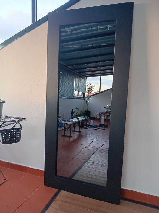 Espelho preto, de boa qualidade