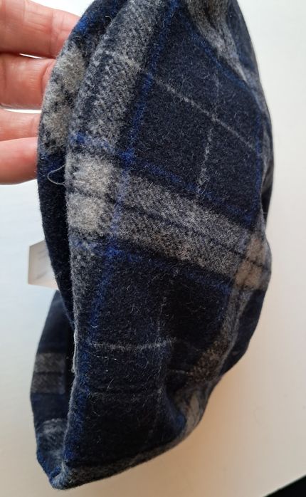 Czapka jesienna w granatową kratę r.M"Vistula "nowa.