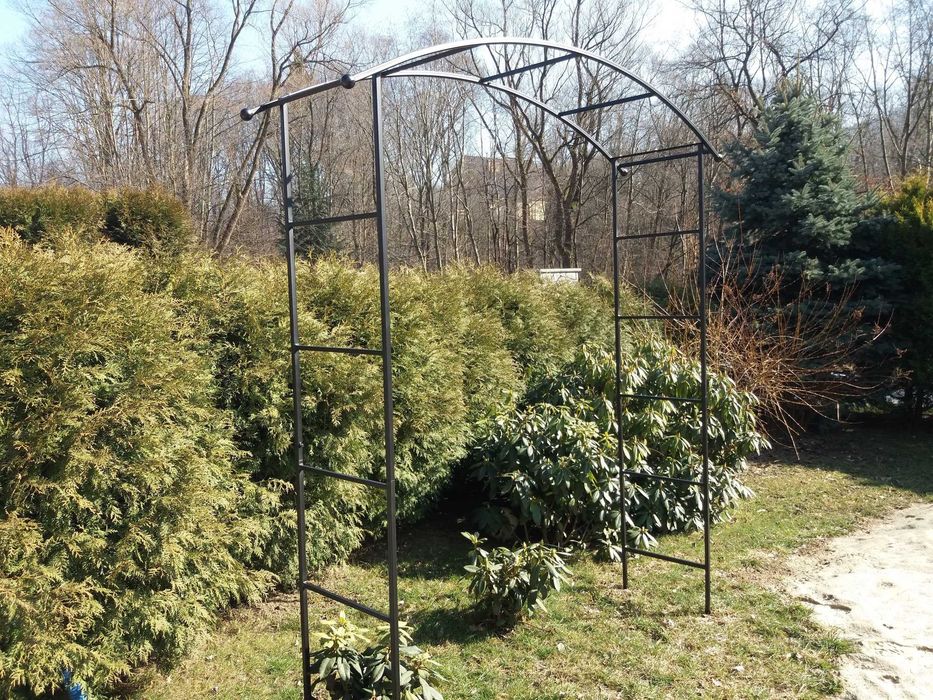 Pergola ogrodowa, metalowa na pnącza, róże, kwiaty