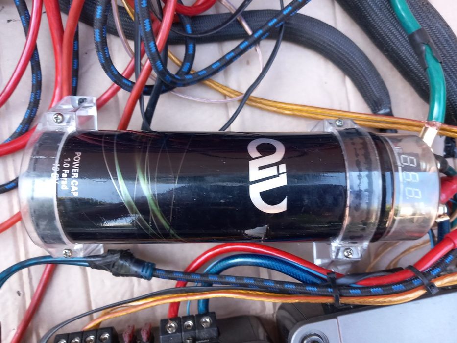 Wzmacniacz do samochodu Lightning Audio + okablowanie