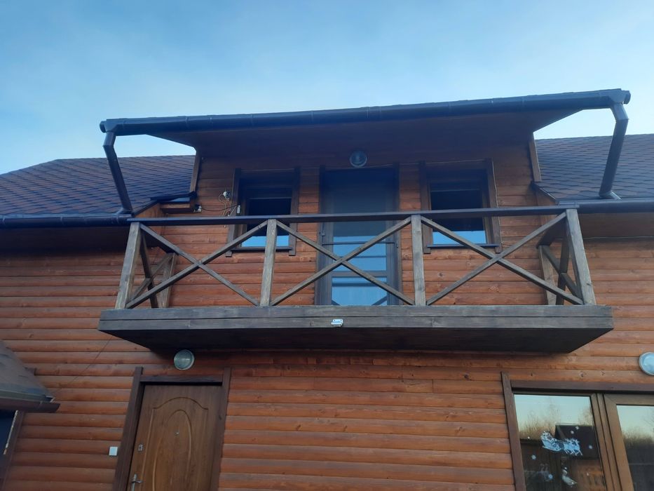 Будинок з великою територією басейном альтанкою