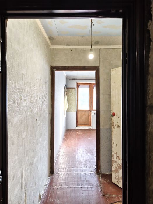 Гостинка с балконом, рядом метро.