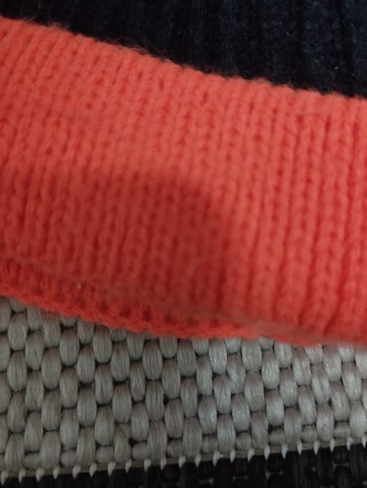 Оранжево чорна  шапка біні від Zara