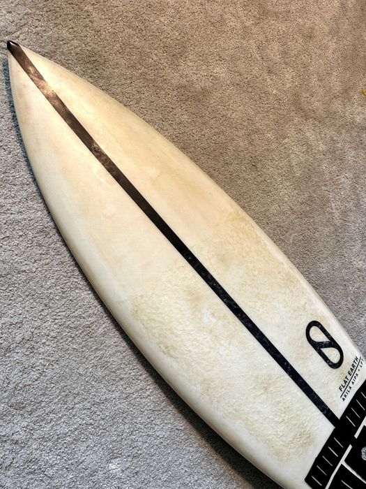 Prancha twin fin Slater Designs Akila Aipa modelo Flat Earth 5'5 25,9L