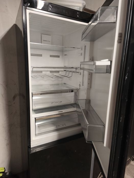 Lodówka SHARP uszkodzona