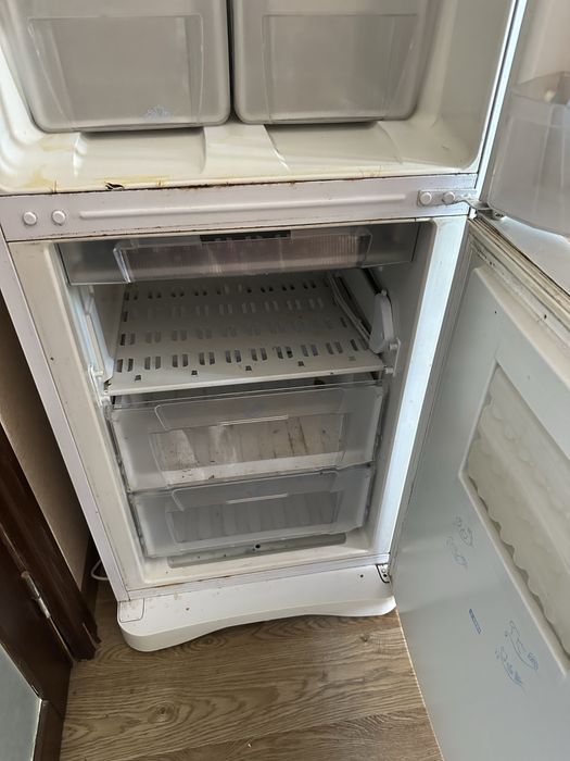 Продам холодильник Indesit