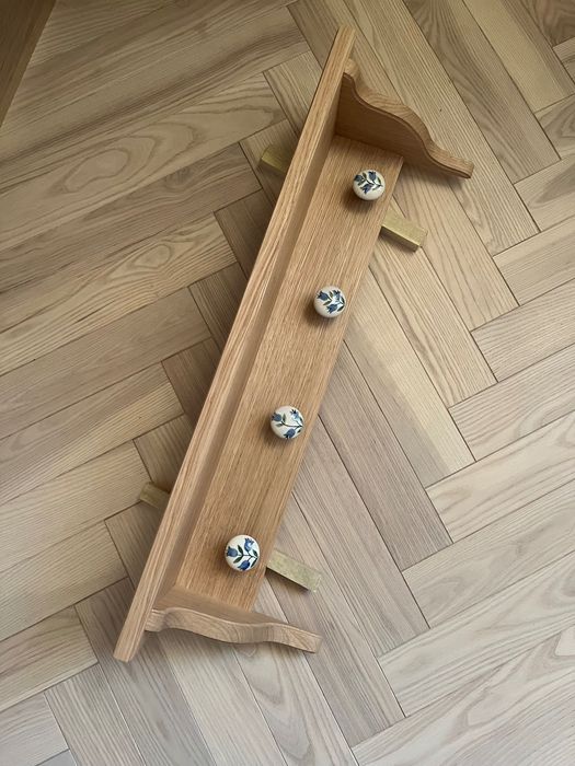 Klasyczny wieszak z gałkami z Bolesławca. Wieszak wykonany z drewna dębowego, kryty montaż. 65x13 cm. Wysyłka tylko kurierem