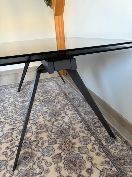 Szklany stół do salonu/jadalni