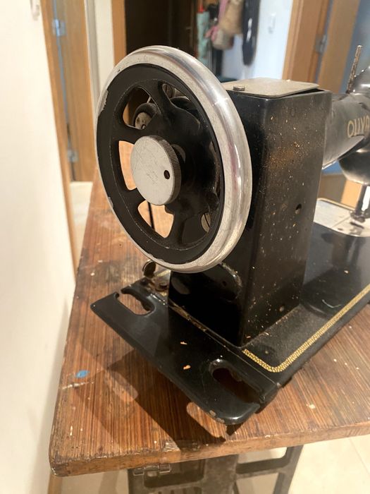 Mesa com máquina de costura Oliva CL.45