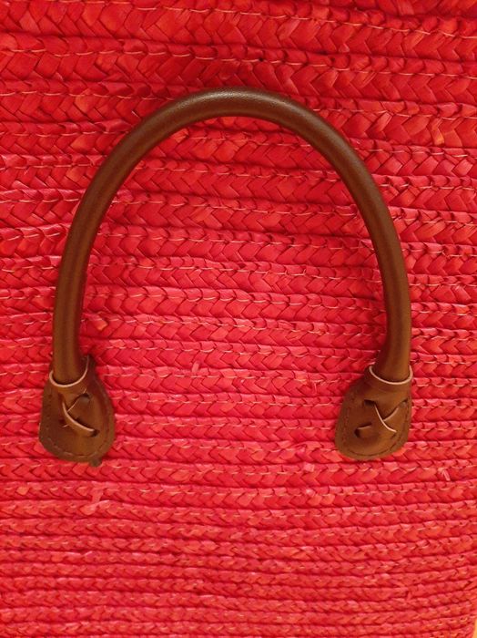 Cesto em palha vermelho