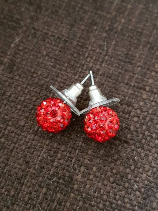 Brincos com pedras brilhantes 10mm * várias cores NOVOS