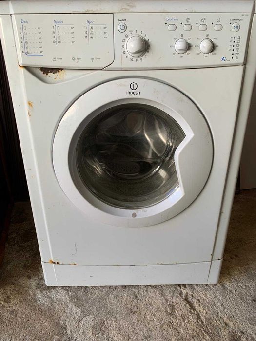 Máquina de Lavar Roupa Indesit 5kg - A funcionar