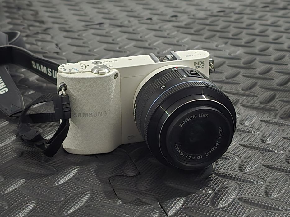 Компактная камера Samsung  NX1000 white + Samsung 20-50  II