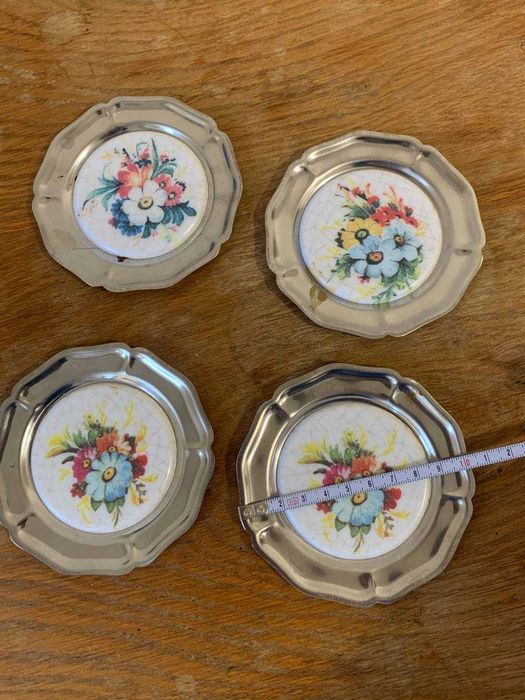 Металлические блюдца тарелочки