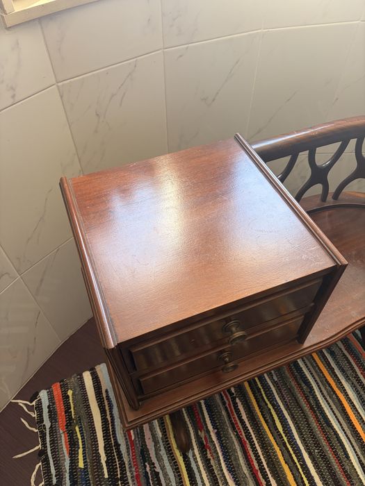 Mesa de telefone em madeira de castanho