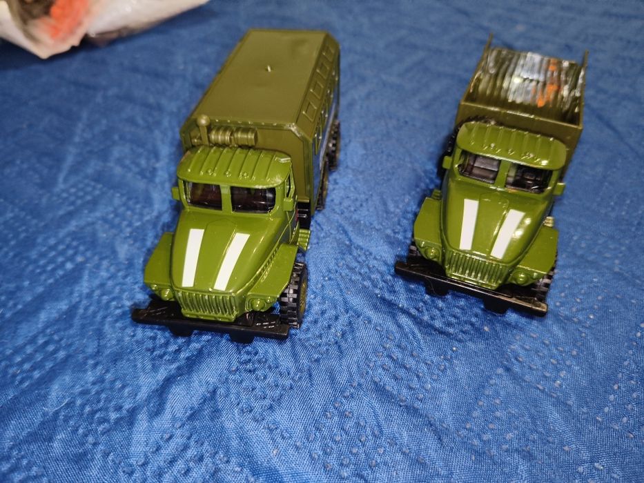Dwa Modele ciężarowych samochodów wojskowych Ural4320