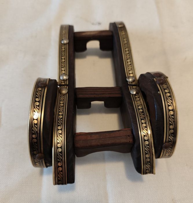 Suporte de vinho feito em madeira revestido em dourado