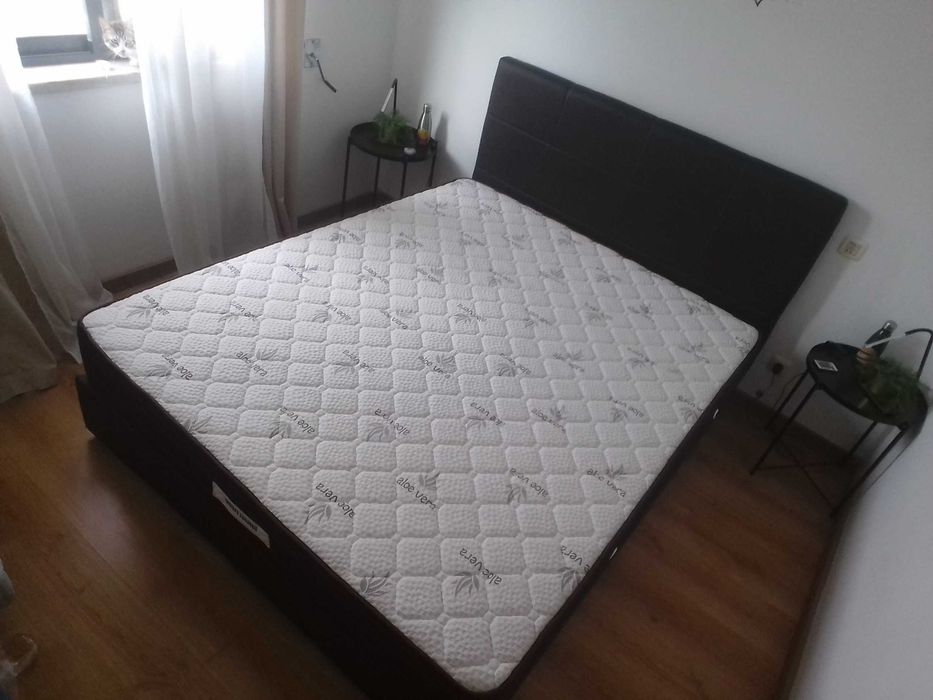 Cama casal em pele com estrado e colchão