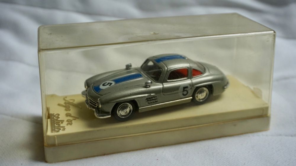 Carrinho miniatura de exposição Mercedes