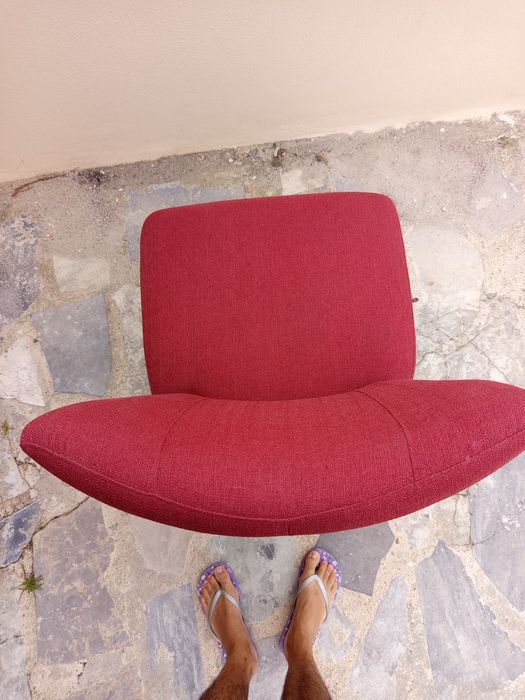 Cadeirão / Poltrona Moderna em Tecido Bordeaux (Como Novo)