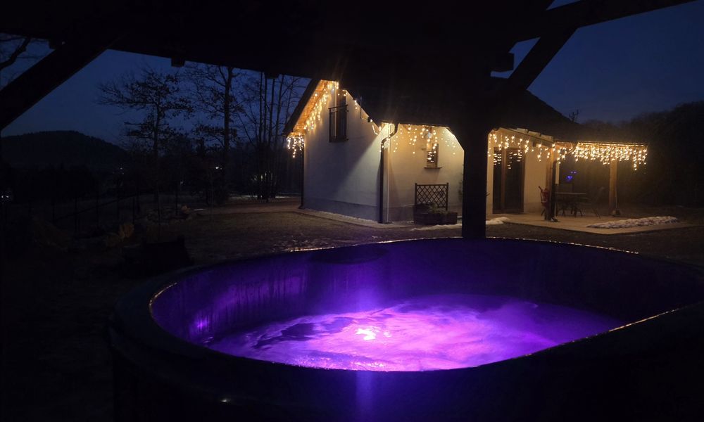 Domek w górach ( Karkonosze ) ogrodzony z balią