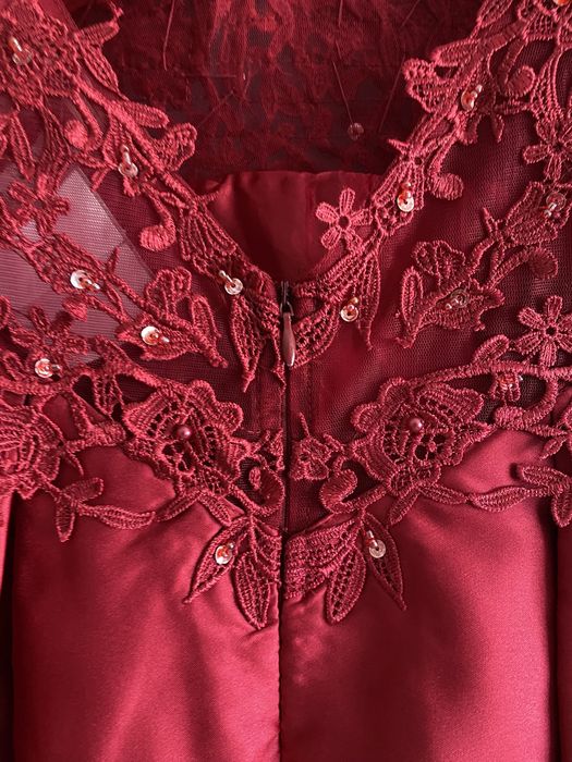 Vestido de gala vermelho cereja