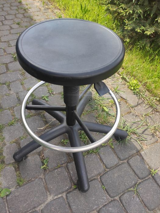 Taboret hoker do salonu kosmetycznego lub studio tatuażu z regulacją wysokości