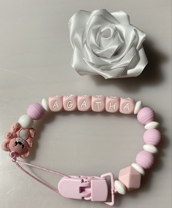 Prendedor de chupeta feito por encomenda.