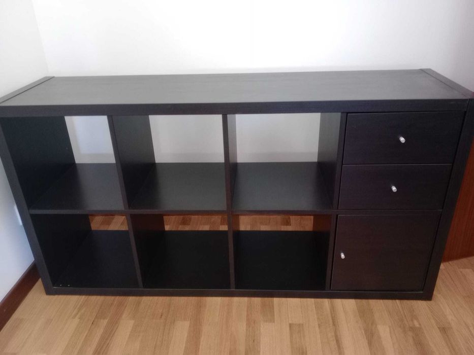 Estante ikea preta com 8 divisórias, 2 gavetas e porta