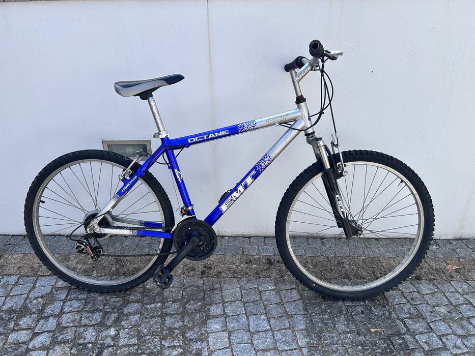 Bicicleta azul em bom estado