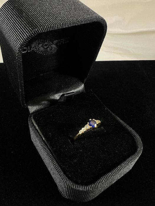 Złoty pierścionek z szafirem i raucikami