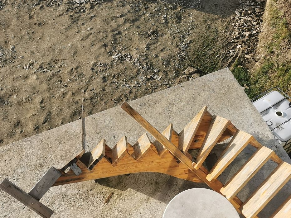 Schody sosnowe  Dobry stan