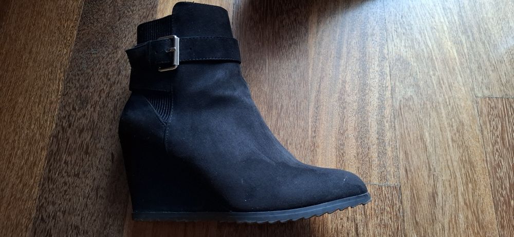 Ocieplone botki na koturnie