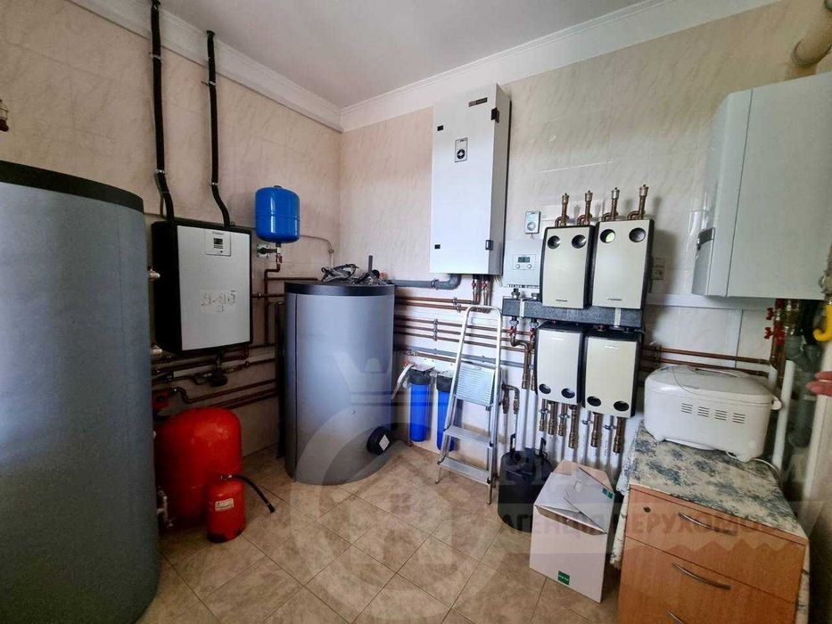 Елітний будинок з власним озером і басейном Козин  . Без комісії