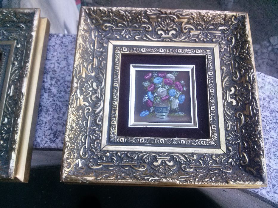 Dwa obrazki w drewnianych ramkach