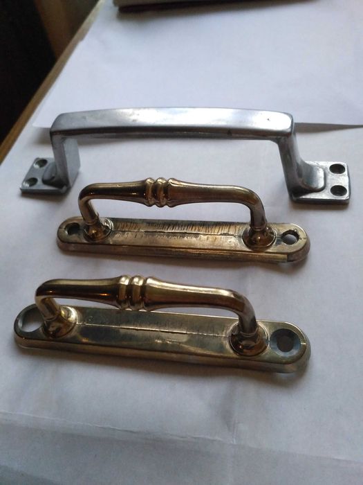 Ручки комода разные