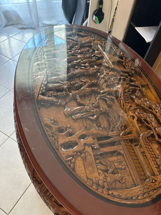 Продам різьблений столик