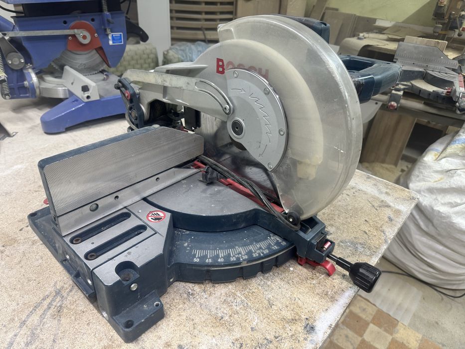 Торцовочная пила Bosch Professional GCM 12.