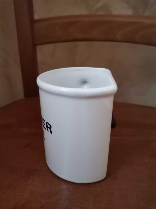 Biały kubek z zegarkiem