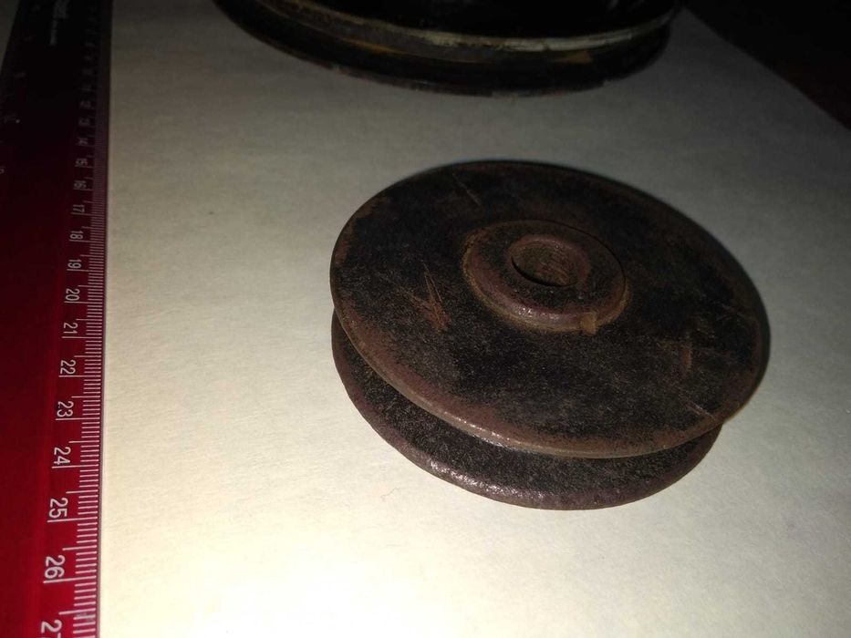 Шкив металлический и эбонитовый. Диаметр 83 и 160 мм.